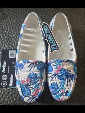 NWT Floafers Women's Floral Slip-On Mules in White with Blue & Pink Print